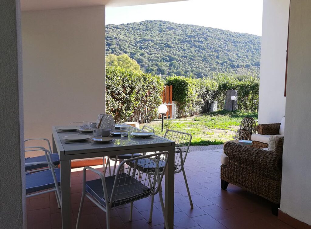 die Terrasse mit Blick auf einen mediterran bewachsenen Huegel, Ferienhaus Elea, Geremeas - meer sardinien urlaub