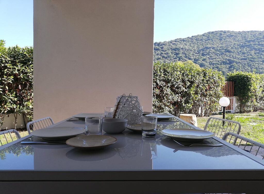 tolle Atmosphaere auf der Terrasse des Ferienhauses Elea, Geremeas - meer sardinien urlaub