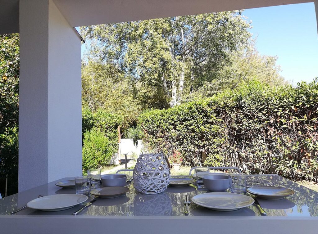 das ist der Blick von der Terrasse in Richtung kleinem Gartentor auf der Hausvorderseite, Ferienhaus Elea, Geremeas - meer sardinien urlaub
