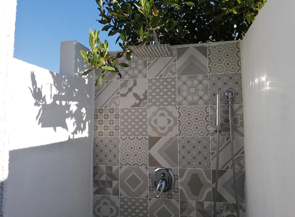die blickgeschuetzte Aussendusche mit warmem und kaltem Wasser, Ferienhaus Elea, Geremeas - meer sardinien urlaub