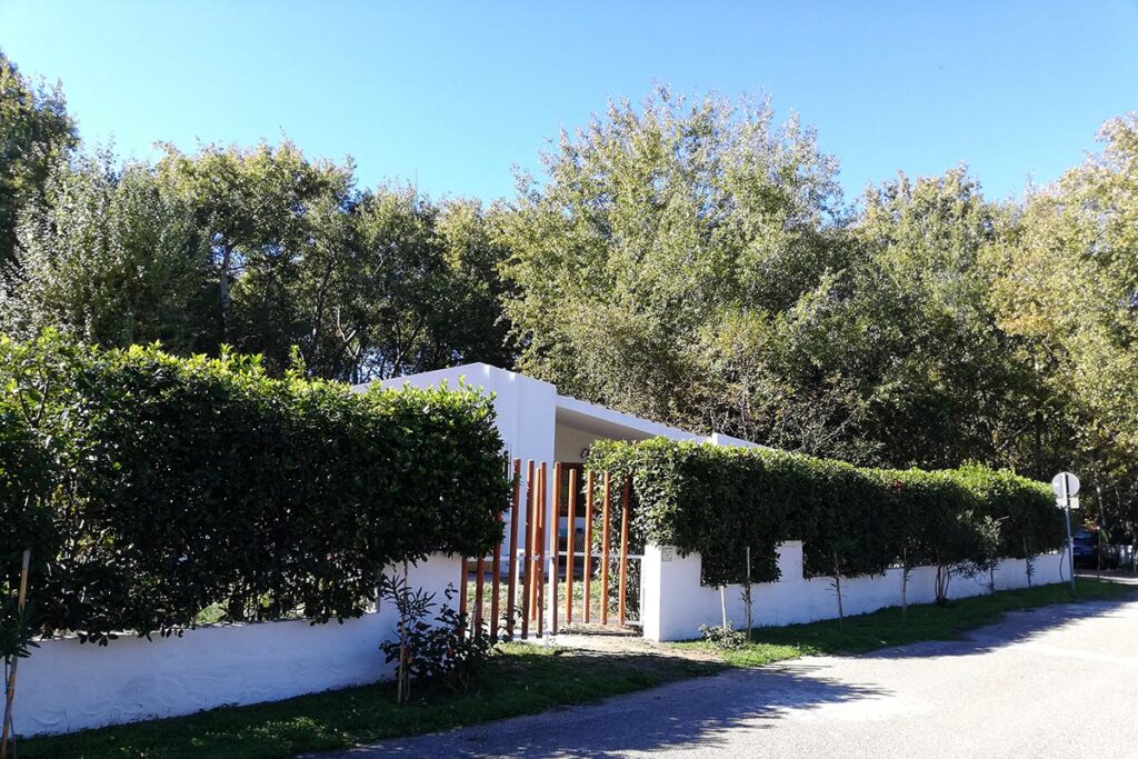 Aussenansicht des Gartengrundstuecks mit dem grossen Gartentor und hoher Lorberrhecke, Ferienhaus Elea, Geremeas - meer sardinien urlaub