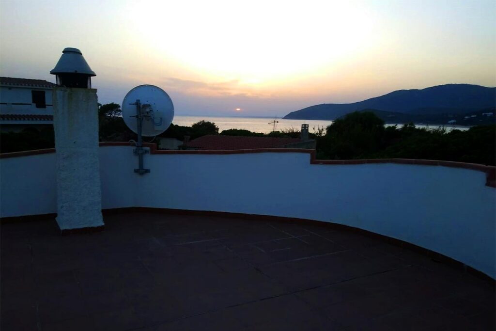 Abendstimmung auf der Dachterrasse des Ferienhauses Mandara - meer sardinien urlaub