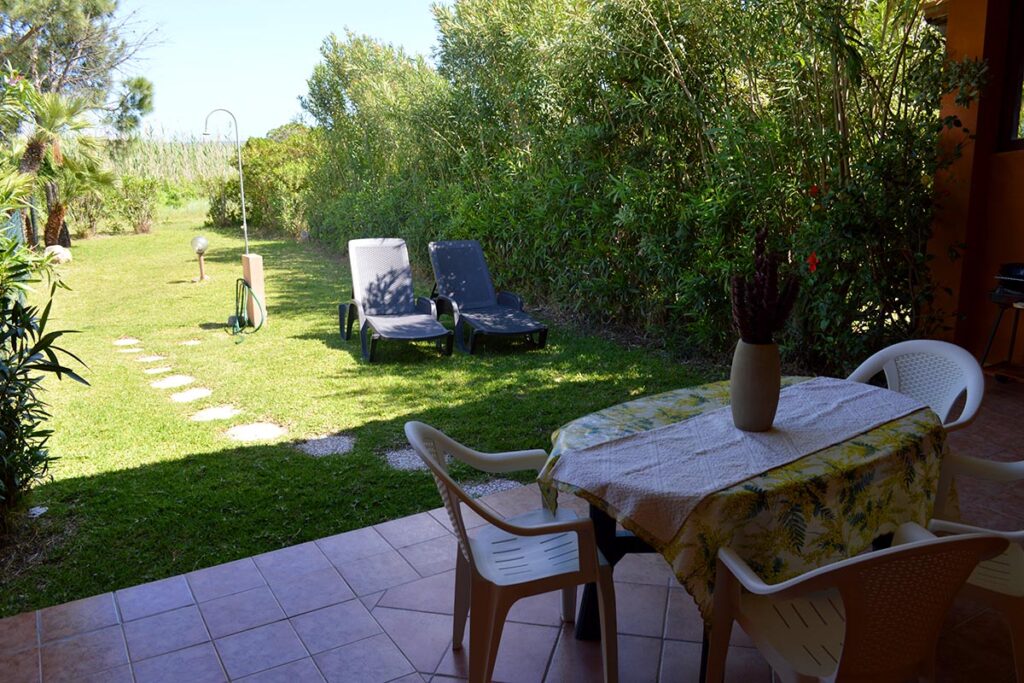Ausblick in den Garten des Ferienhauses Emma in Costa Rei - meer sardinien urlaub