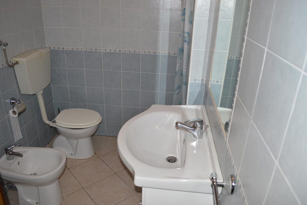 Badezimmer mit Dusche des Ferienhauses Anastasia - meer sardinien urlaub