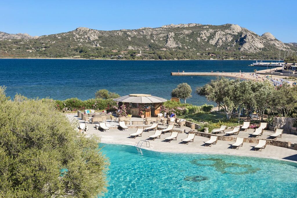 Blick auf den Pool und das Meer beim Hotel Cala di Falco, Cannigione - meer sardinien urlaub