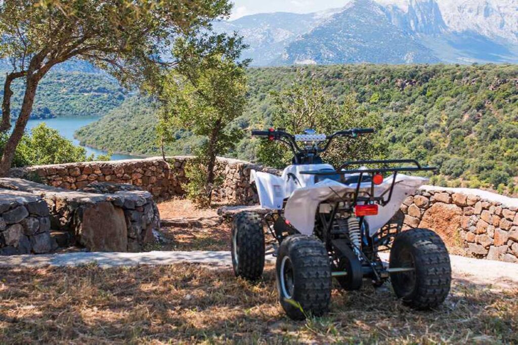 Blick auf den See Cedrino mit einem Quad im Vordergrund, Agriturismo Neule, Dorgali - meer sardinien urlaub