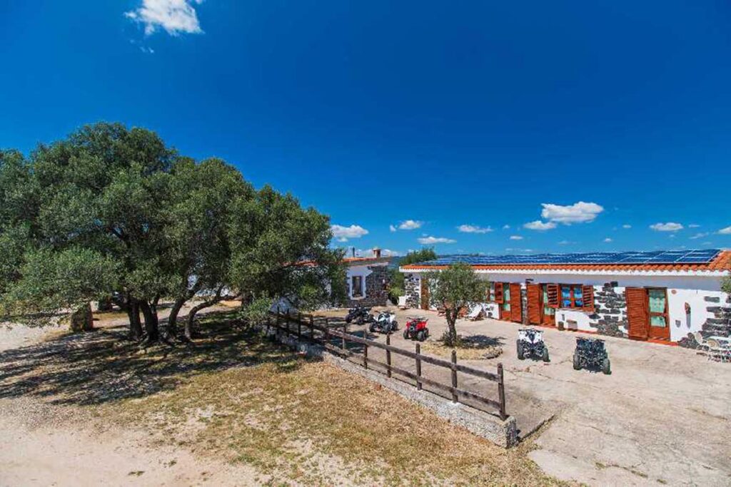 Blick auf die Zimmergebäude des Agriturismo Neule, Dorgali - meer sardinien urlaub