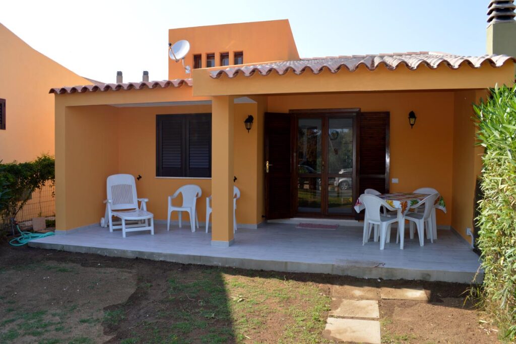 Blick auf die vorgelagerte Terrasse des Ferienhauses Numero 46 - meer sardinien urlaub