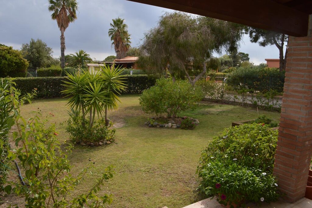 Blick in den Garten des Ferienhauses Cocco - meer sardinien urlaub