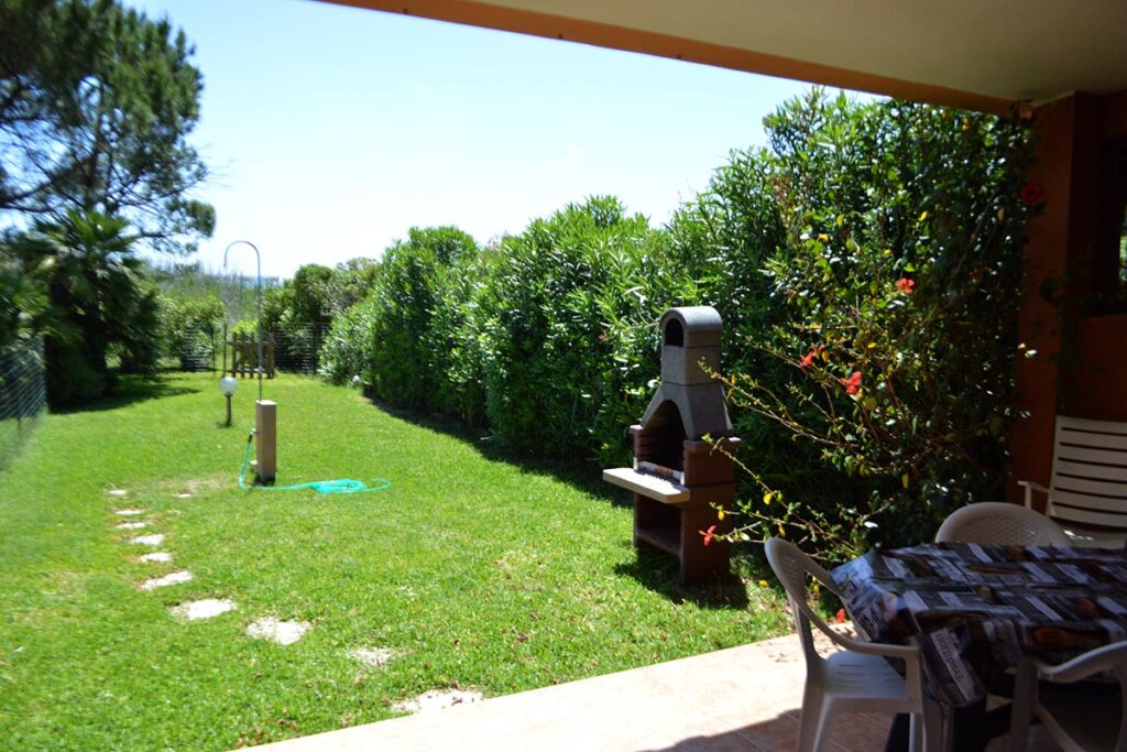 Blick in den Garten des Ferienhauses Emma in Costa Rei - meer sardinien urlaub
