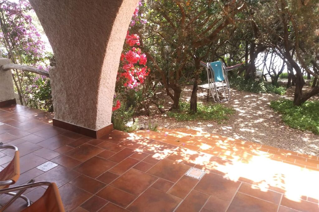 Blick in den Garten des Ferienhauses Mandara - meer sardinien urlaub