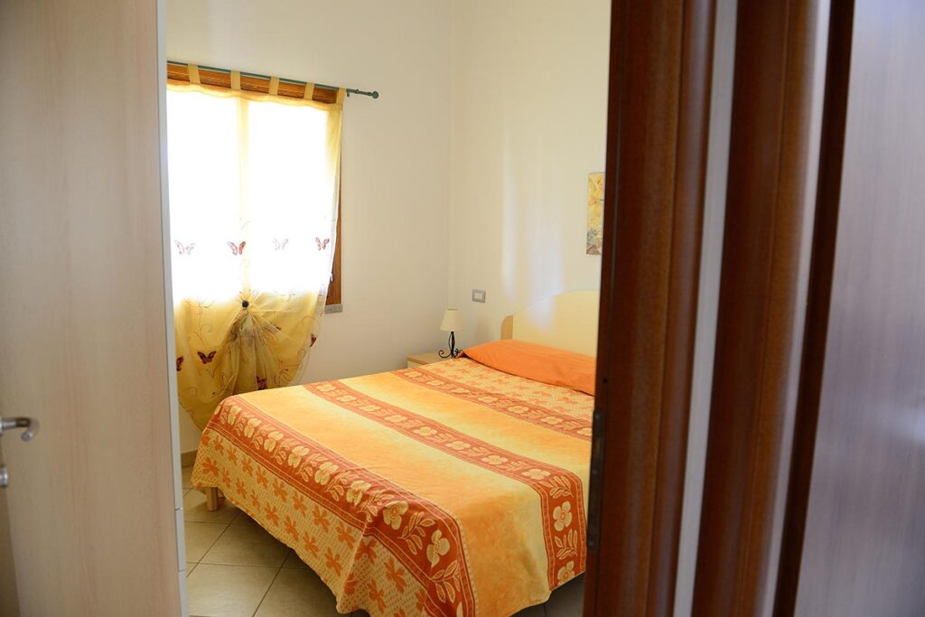 Blick in den Schlafraum des Ferienhauses Stella - meer sardinien urlaub