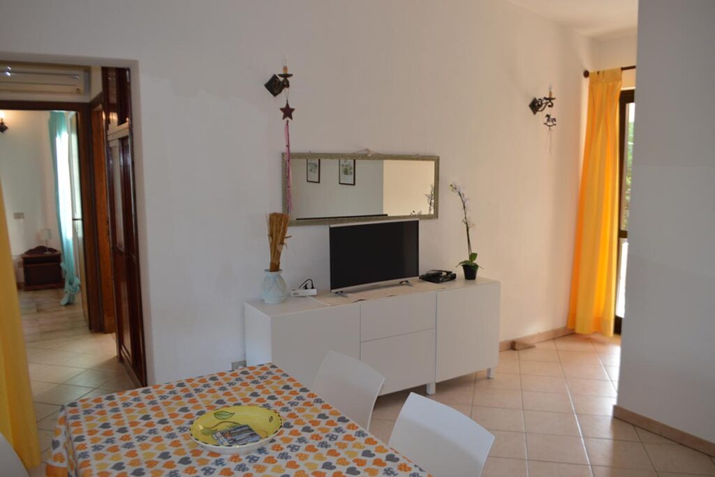 Blick in den Schlafraum vom Wohn- und Essraum des Ferienhauses Anastasia - meer sardinien urlaub