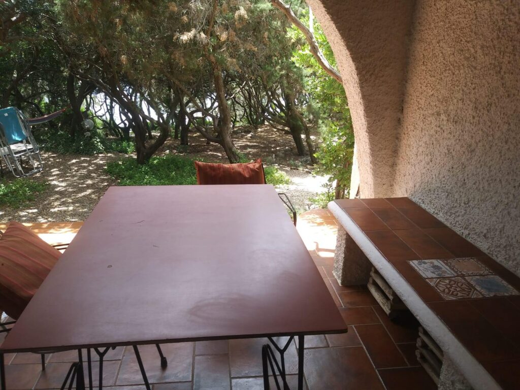Blick vom Essplatz der Terrasse in den Garten des Ferienhauses Mandara - meer sardinien urlaub