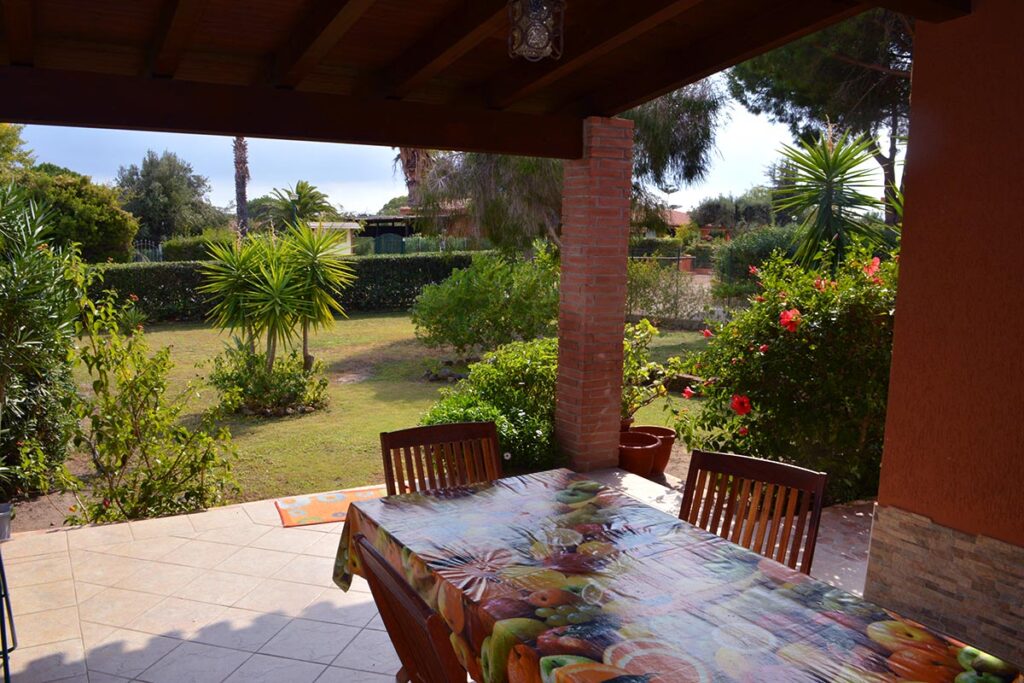 Blick von der Terrasse in den Garten des Ferienhauses Cocco - meer sardinien urlaub