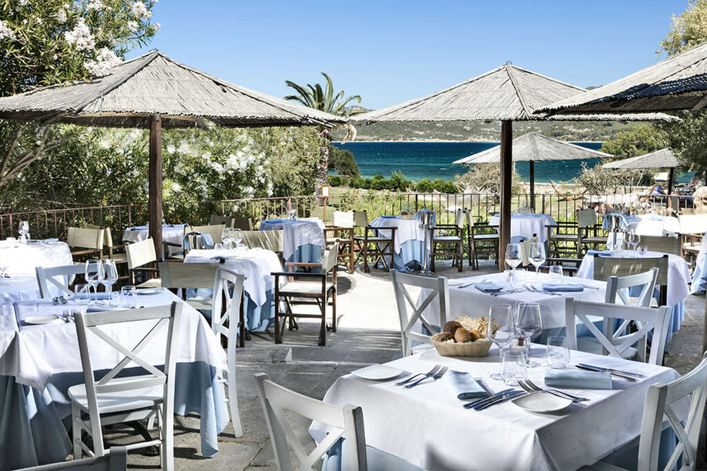 Das Restaurant des Hotels Cala di Falco, Cannigione, zur Mittagszeit - meer sardinien urlaub
