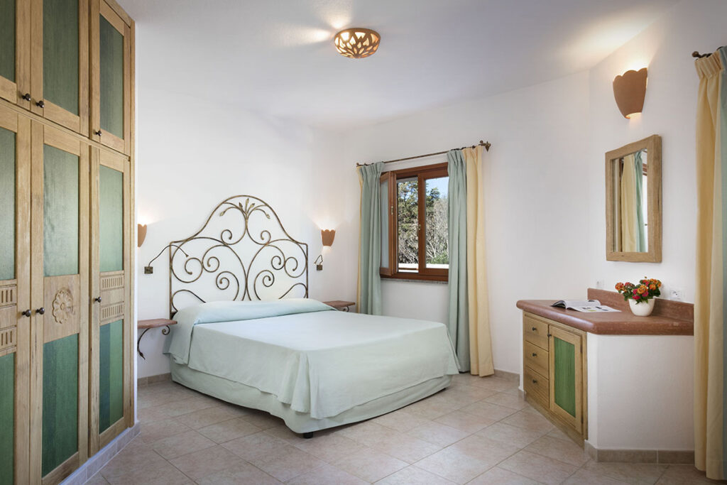 Das Schlafzimmer einer Bilo-Wohnung des Aparthotelsbereichs vom Cala di Falco Resort, Cannigione - meer sardinien urlaub