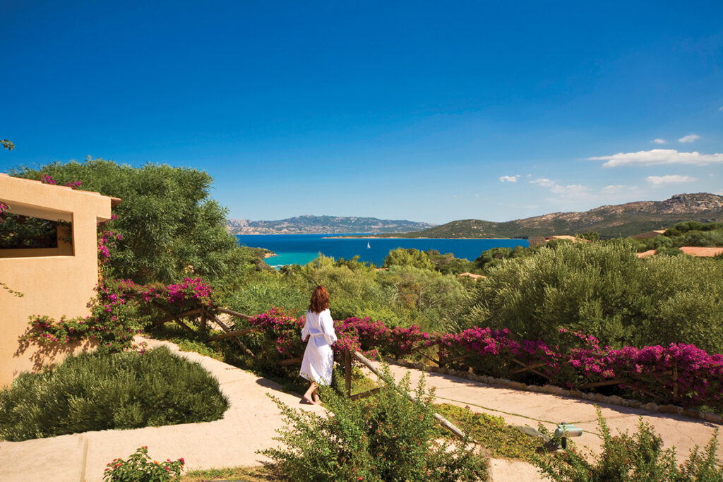 Der Aussenbereich der Standardzimmer im Bereich Parco des Hotels Cala di Lepre, Palau - meer sardinien urlaub
