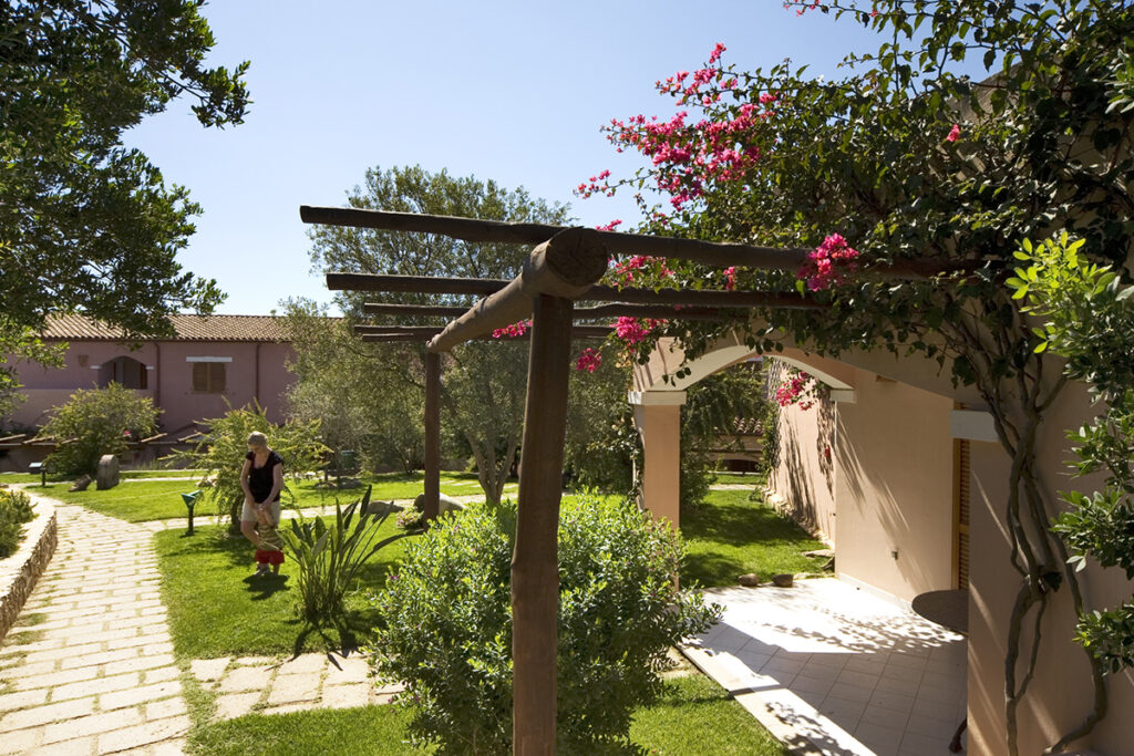 Der Aussenbereich der Zimmer des Hotels Cala di Falco, Cannigione - meer sardinien urlaub