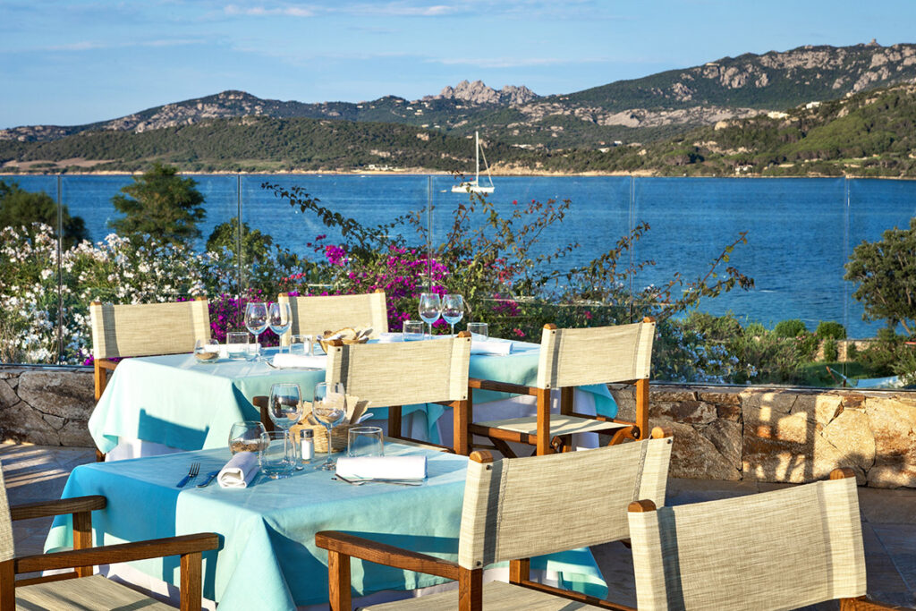 Der Blick vom Restaurant des Hotels Cala di Falco, Cannigione - meer sardinien urlaub