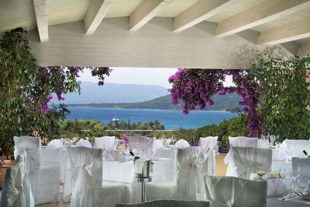 Der Blick von einer Restaurant-Terrasse im Hotel Cala di Lepre, Palau - meer sardinien urlaub