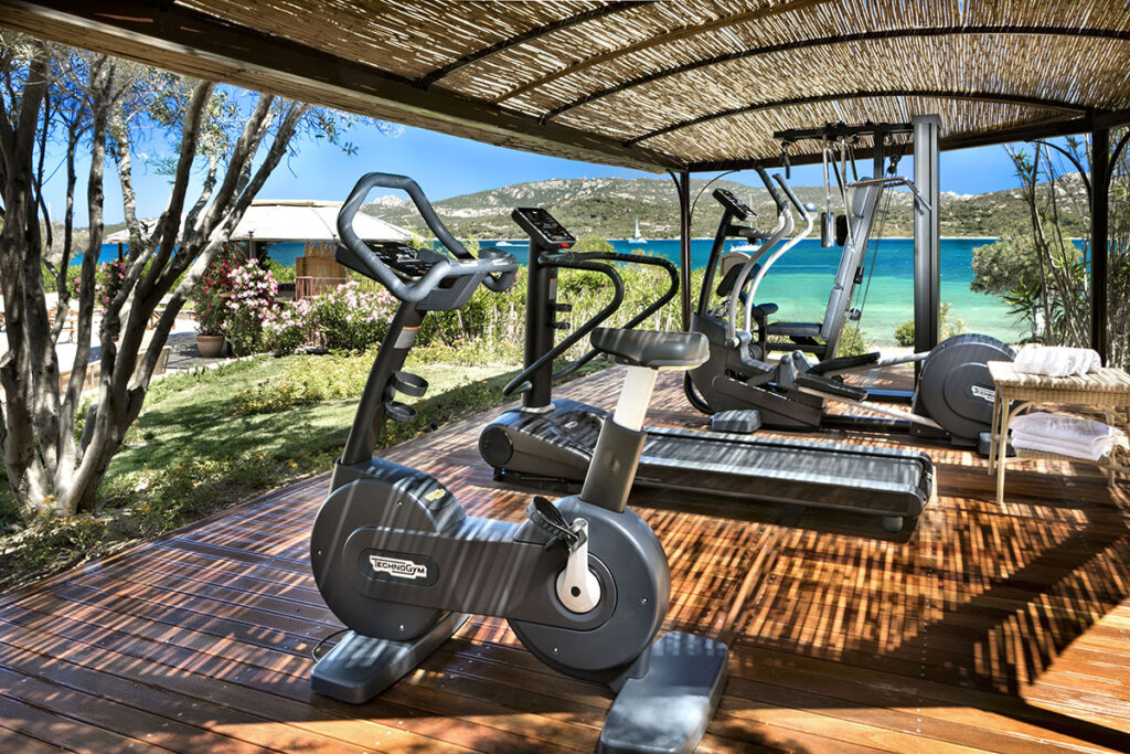 Der Fitnessbereich mit Meerblick des Hotels Cala di Falco, Cannigione - meer sardinien urlaub