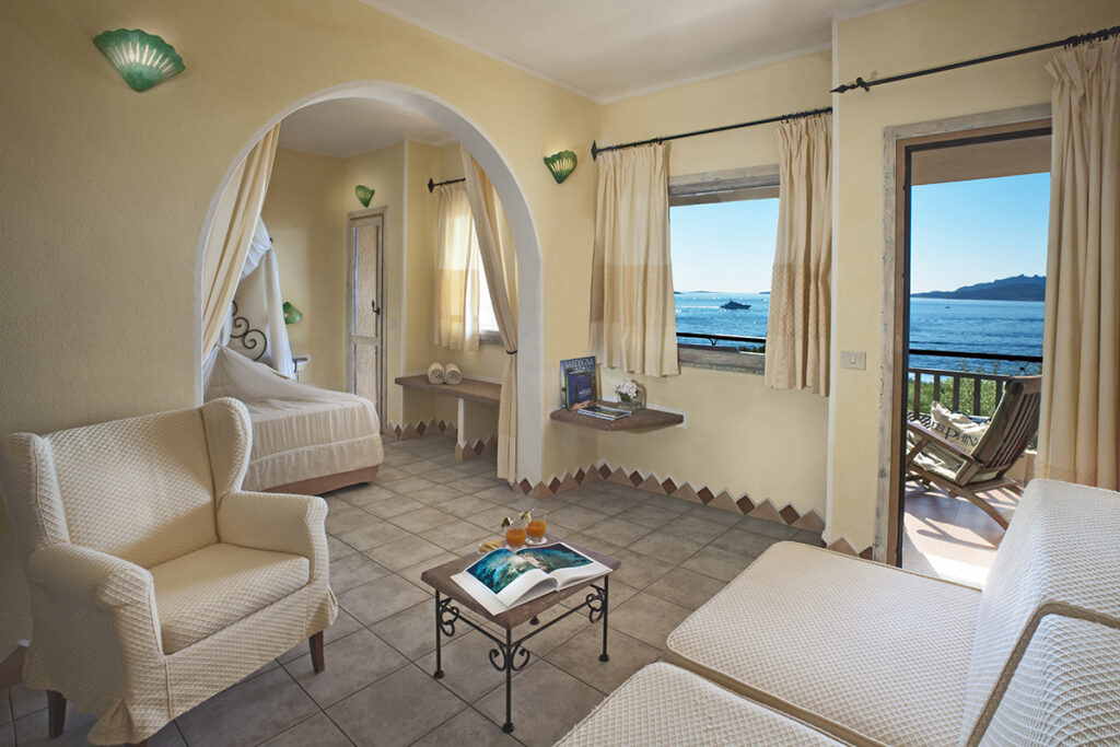 Der Meerblick vom Wohnbereich des Deluxe-Zimmers im Hotel Thalasso und Spa Capo D’Orso, Palau – meer sardinien urlaub