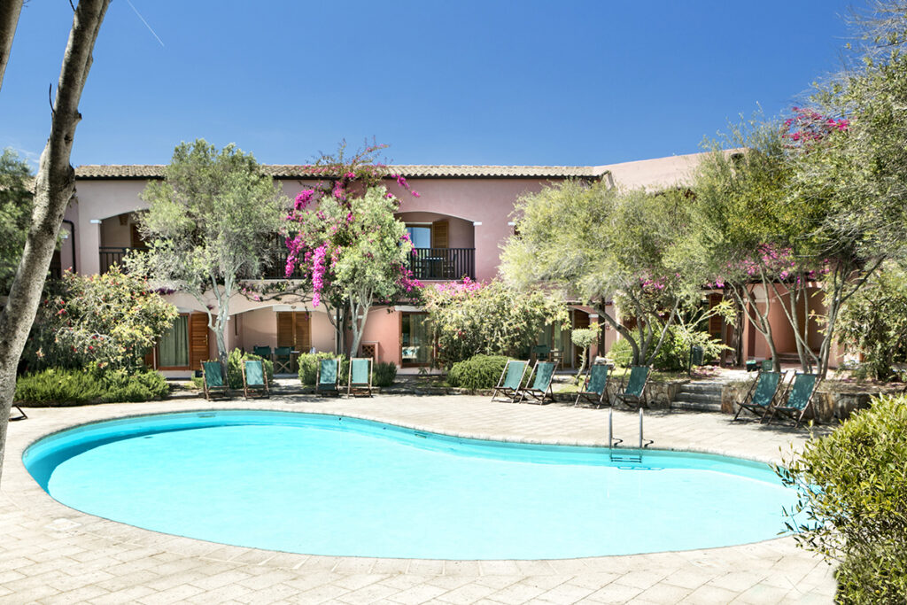 Der Pool des Aparthotelbereichs La Rotonda des Cala di Falco Resorts, Cannigione - meer sardinien urlaub