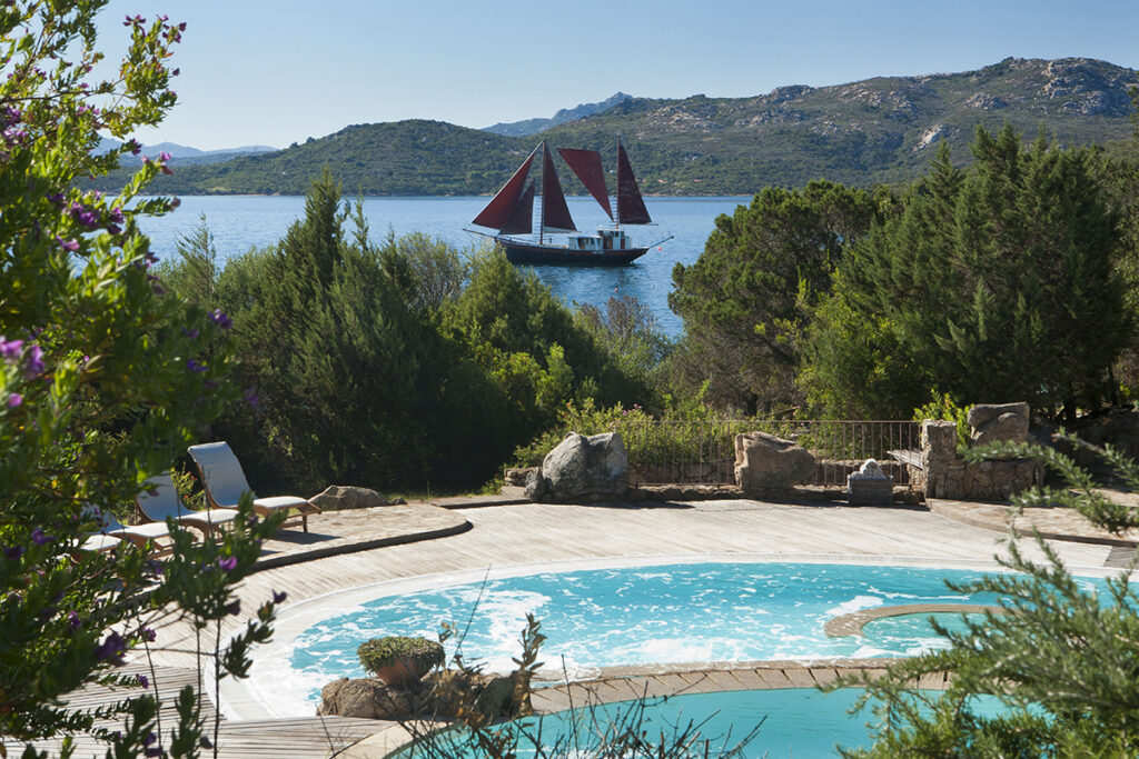 Der Pool im Wohlfuehlbereich des Hotels Thalasso und Spa Hotel Capo D’Orso, Palau – meer sardinien urlaub