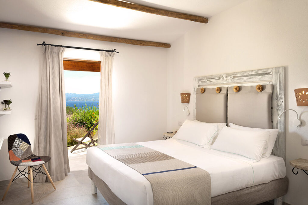 Der Schlafraum der Senior Suite Deluxe Parco mit Meerblick im schoenen Park Hotel und Spa Cala di Lepre, Palau - meer sardinien urlaub