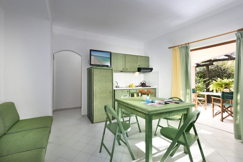 Der Wohn- und Essbereich mit Kochecke einer Quadrilocale-Wohnung des Aparthotelbereichs vom Cala di Falco Resort, Cannigione - meer sardinien urlaub