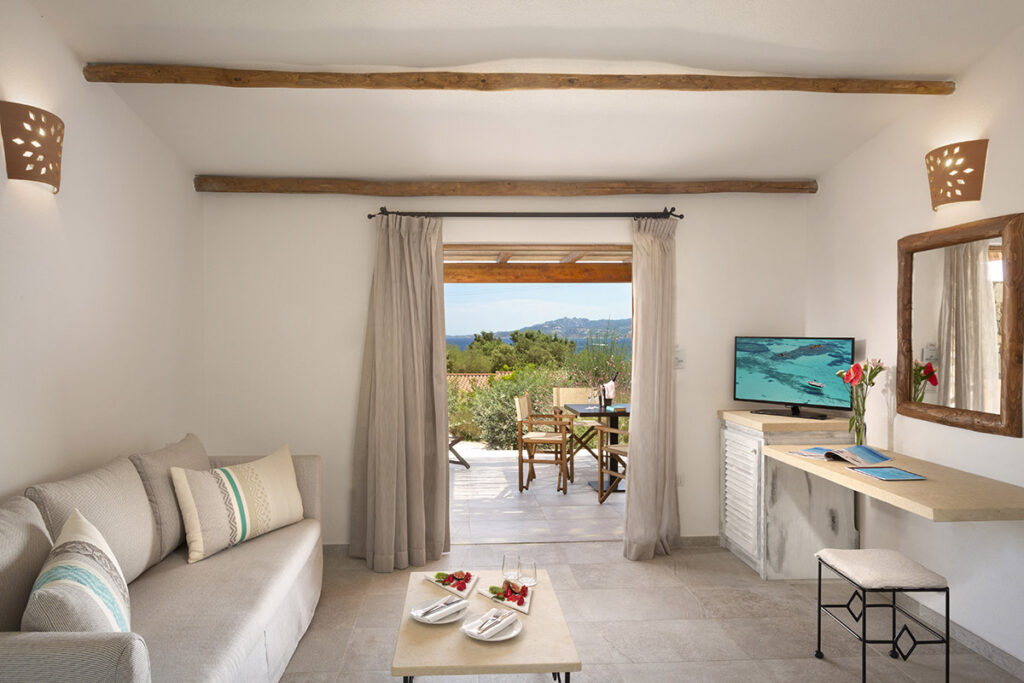 Der Wohnbereich der Deluxe Suite Parco vom Park Hotel und Spa Cala di Lepre, Palau - meer sardinien urlaub