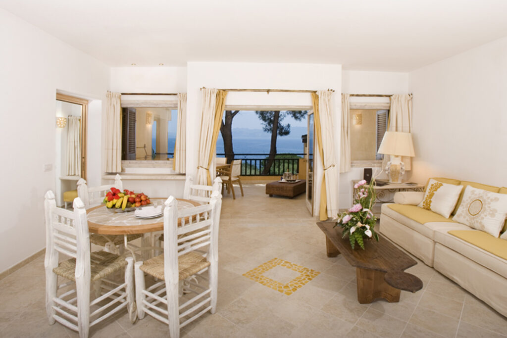 Der Wohnbereich der Suite im Hotel Thalasso und Spa Capo D’Orso, Palau – meer sardinien urlaub
