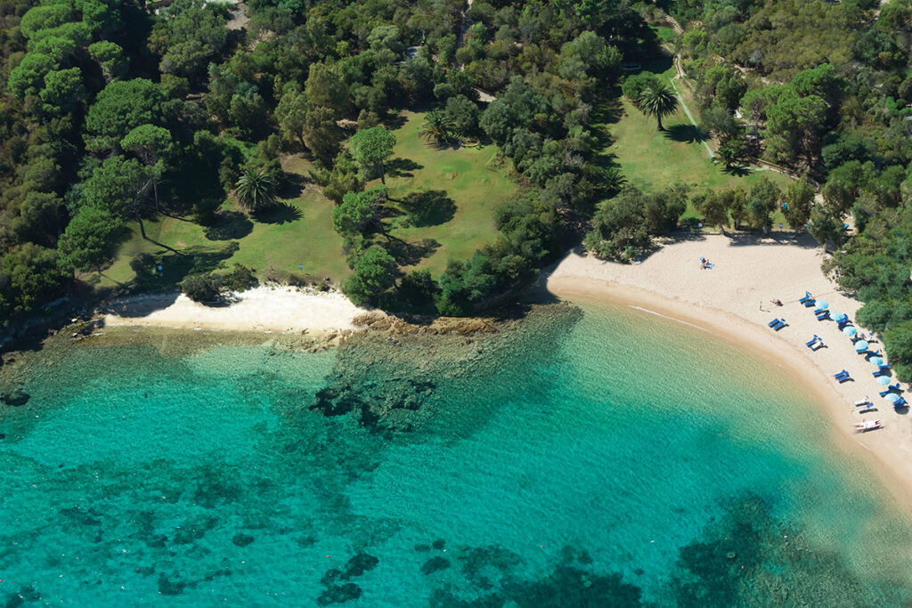 Der bezaubernde naturbelassene Sandstrand beim Hotel Capo D’Orso, Palau – meer sardinien urlaub