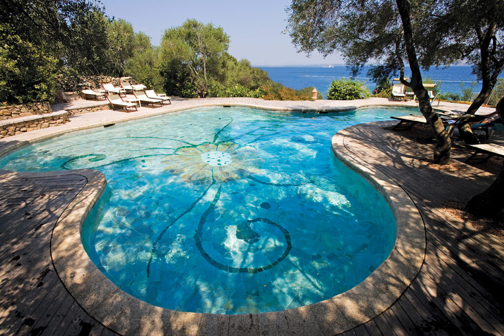 Der harmonisch geschwungene Pool des Hotels Capo D’Orso, Palau – meer sardinien urlaub