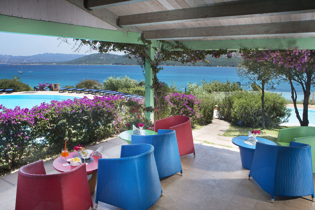 Die Bar am Pool des Park Hotels und Spa Cala di Lepre, Palau - meer sardinien urlaub