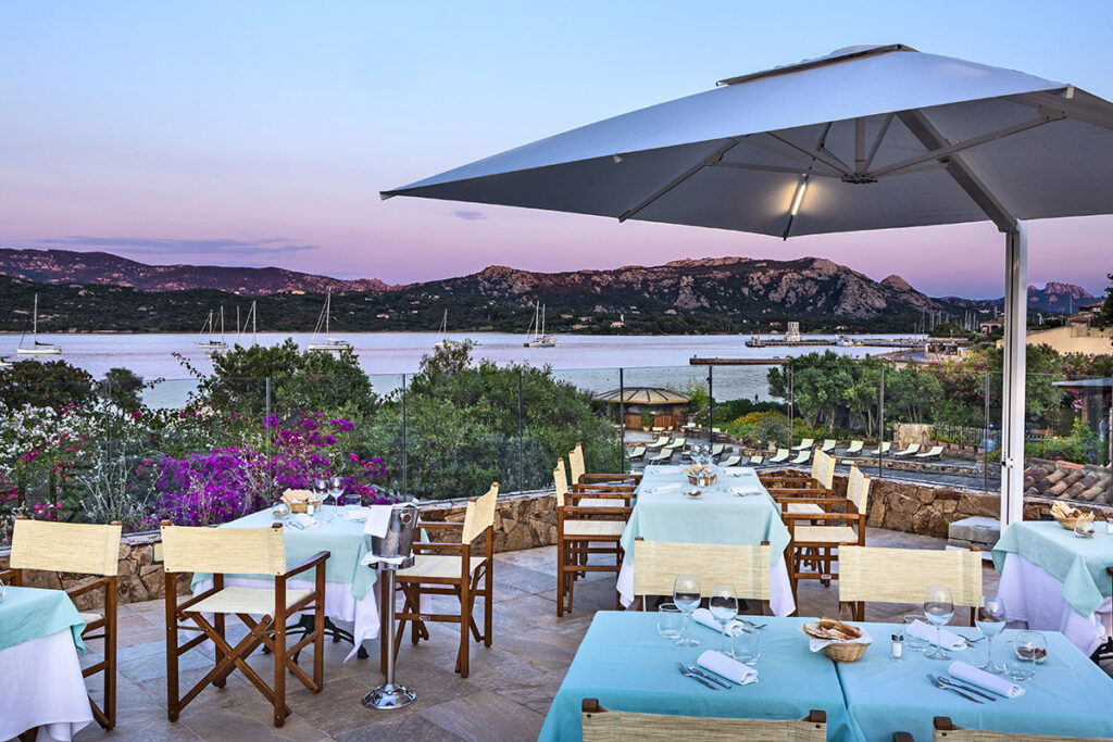 Die Pizzeria mit Meerblick in Abendstimmung des Hotels Cala di Falco, Cannigione - meer sardinien urlaub