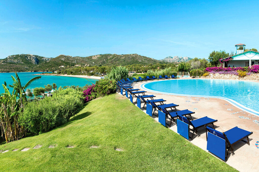 Die Poolterrasse und der Garten vom Park Hotel und Spa Cala di Lepre, Palau - meer sardinien urlaub
