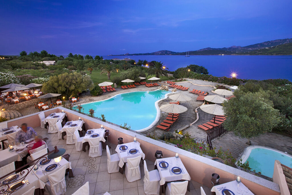 Die Restaurant-Terrasse des Aparthotels Cala di Falco, Cannigione - meer sardinien urlaub