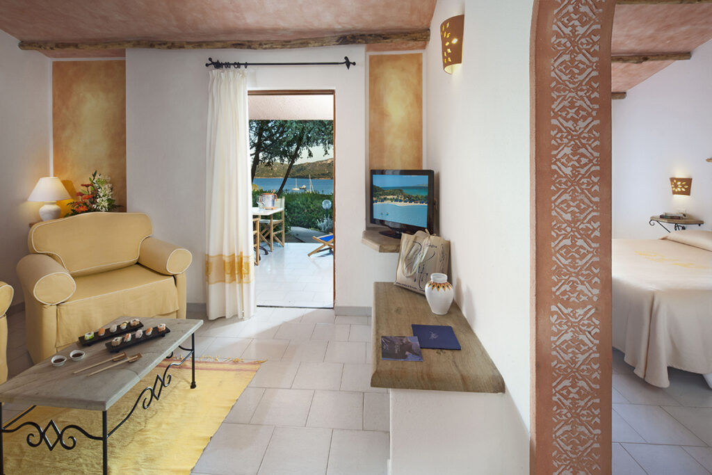 Die Suite Golfo mit Wohnbereich und Schlafraum im Park Hotel und Spa Cala di Lepre, Palau - meer sardinien urlaub