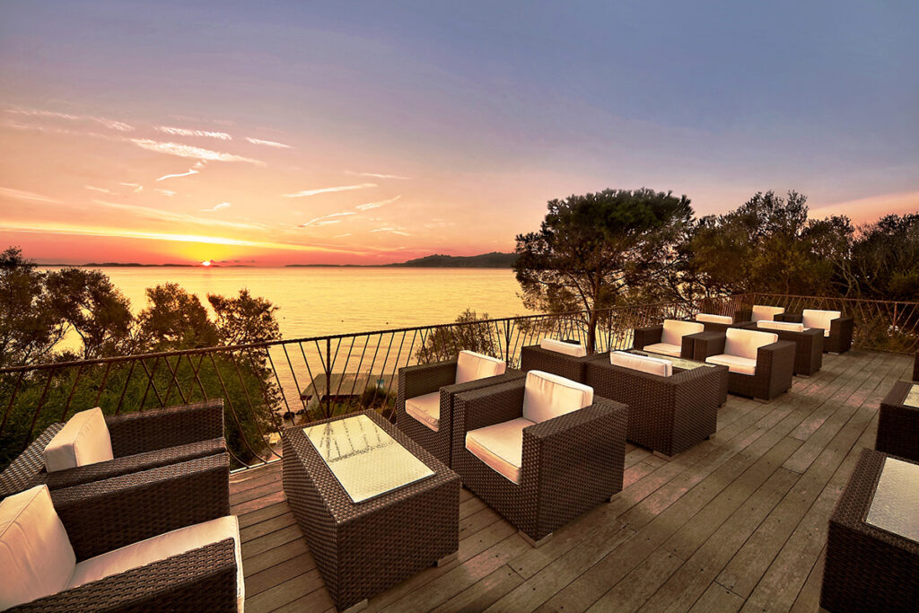 Die Terrasse mit Traumblick auf das Meer des Hotels Capo D’Orso, Palau – meer sardinien urlaub