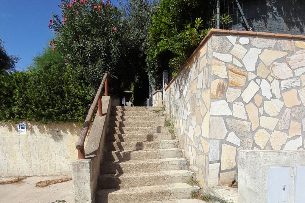 Die-Treppenstufen-vom-Parkplatz-zum-Ferienhaus-Borla,-Costa-Rei---meer-sardinien-urlaub