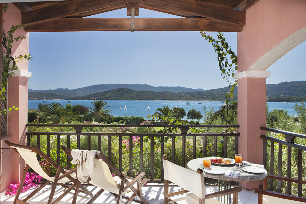 Die Veranda des Classic-Zimmers mit Meerblick des Hotels Cala di Falco, Cannigione - meer sardinien urlaub