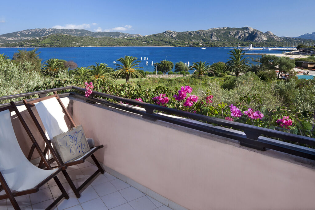 Die Veranda mit Meerblick der Suite des Hotels Cala di Falco, Cannigione - meer sardinien urlaub