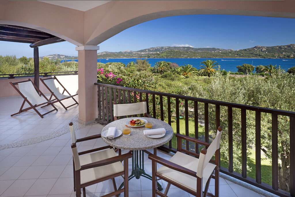 Die Veranda mit tollem Meer- und Panoramablick einer Suite des im Hotel Cala di Falco, Cannigione - meer sardinien urlaub