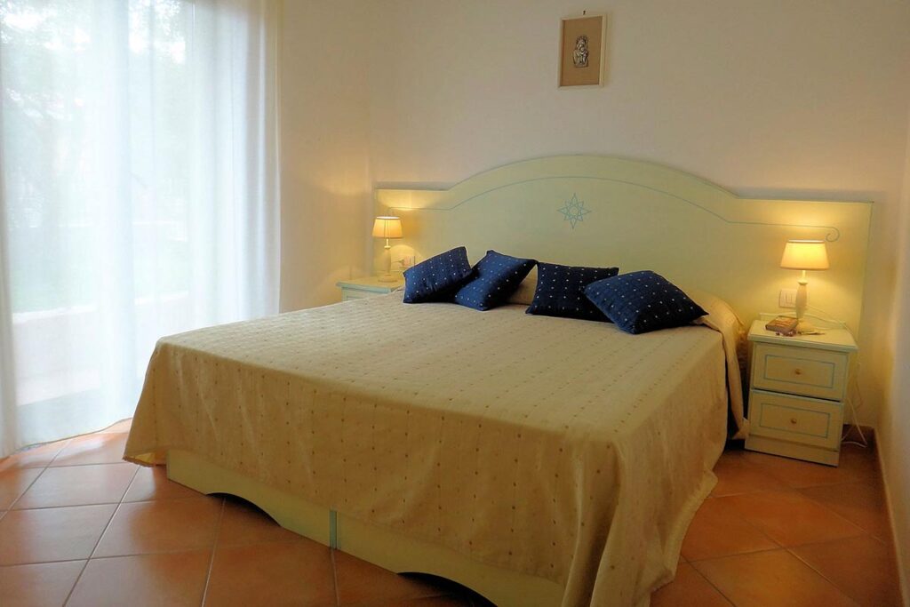 Doppelschlafzimmer einer Ferienwohnung Solevacanze - meer sardinien urlaub