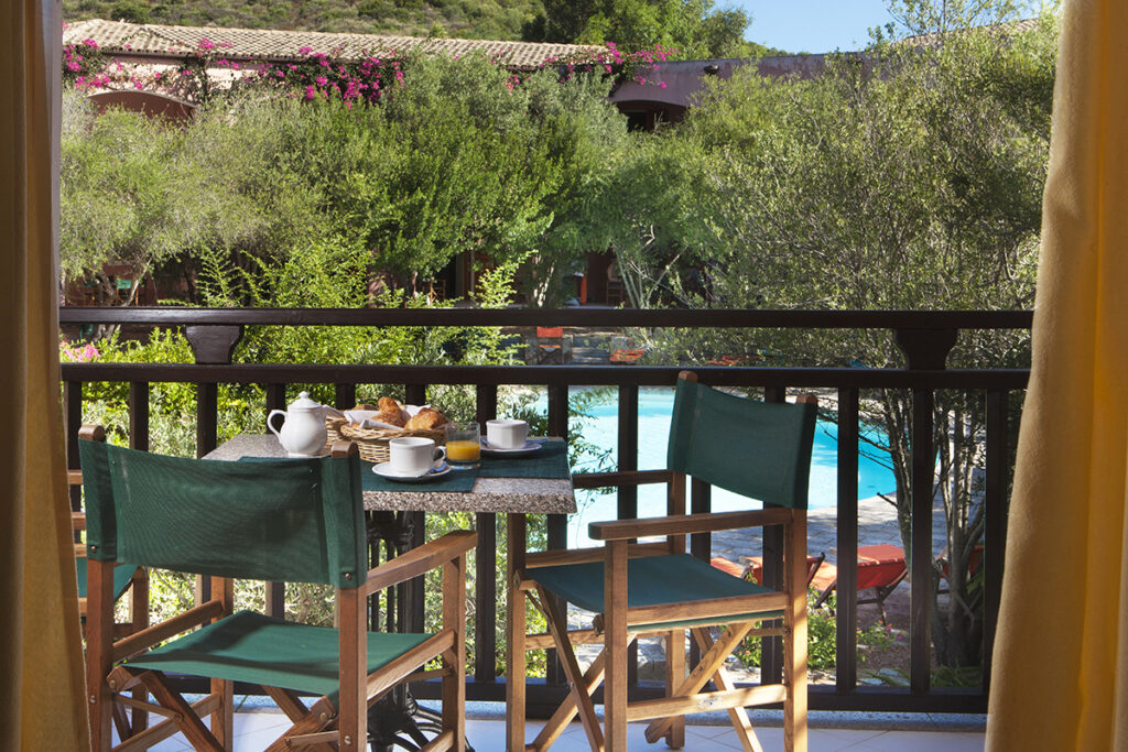 Ein Balkon mit Poolblick im Aparthotelbereich La Rotonda des Cala di Falco Resorts, Cannigione - meer sardinien urlaub