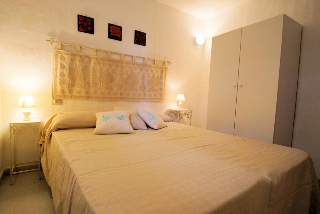 Ein Beispiel für ein Doppelschlafzimmer eines Ferienhauses Sa Fiorida - meer sardinien urlaub