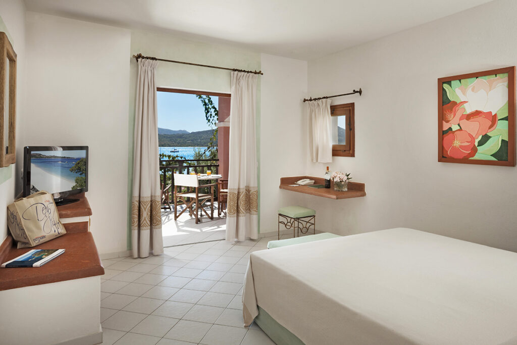 Ein Classic-Zimmer mit Meerblick im Hotel Cala di Falco, Cannigione - meer sardinien urlaub