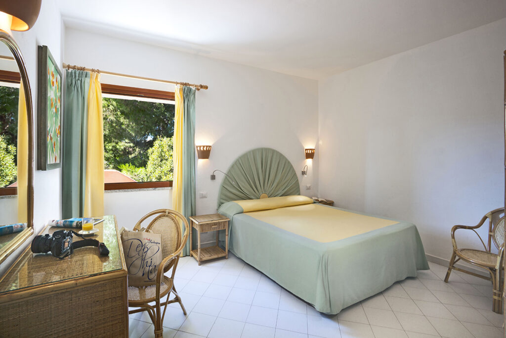 Ein Doppelschlafzimmer des Aparthotelsbereichs vom Cala di Falco Resort, Cannigione - meer sardinien urlaub